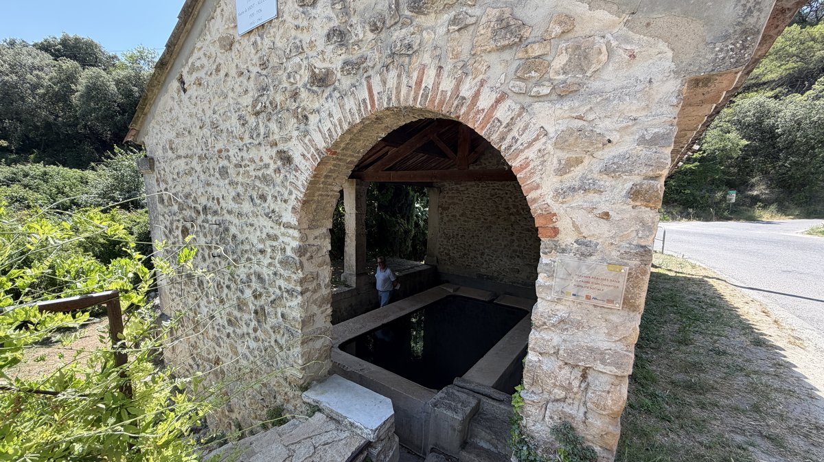 Tour opérateur Gard Rhodanien passe muraille