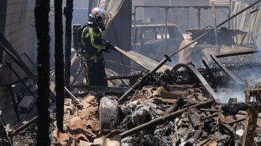 incendie uzès hangar maison feu sapeurs pompiers