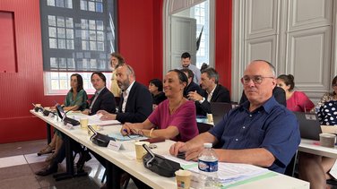 En costume noir, le nouveua maire de Nîmes, Vincent Bouget