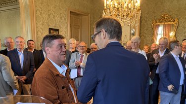 En mai, lors de la remise du diplôme de maire-honoraire par le préfet du Gard