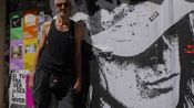Le « Sorry Mom » d’Étienne Racine est devenu une image iconique des rues d’Arles.