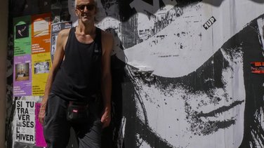 Le « Sorry Mom » d’Étienne Racine est devenu une image iconique des rues d’Arles.