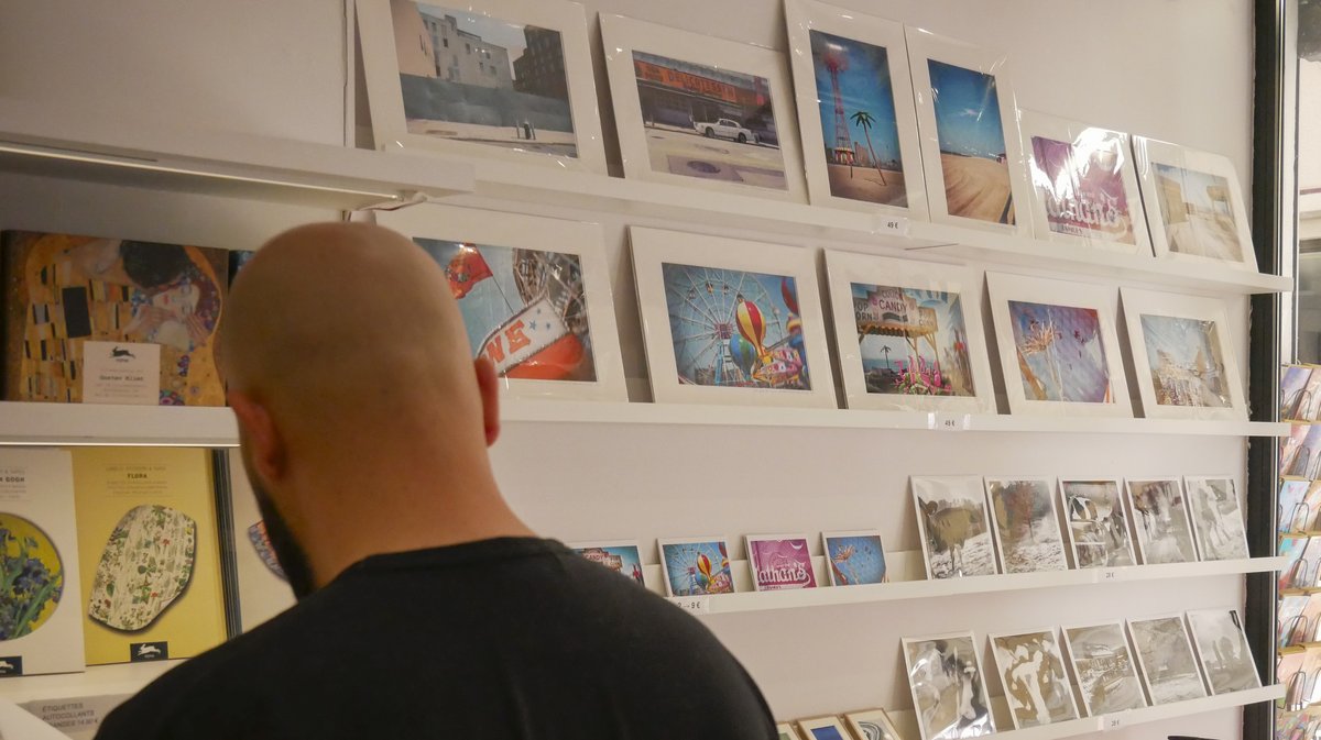 Trois séries de la photographe nîmoise Claudine Coupé sont à découvrir entre les rayonnages de la papeterie de beaux-arts L’Arlétiste.
