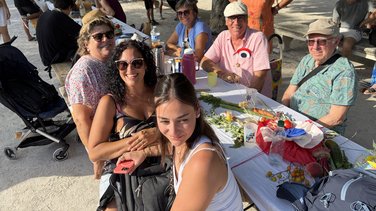 Des participants à la table de Marianne