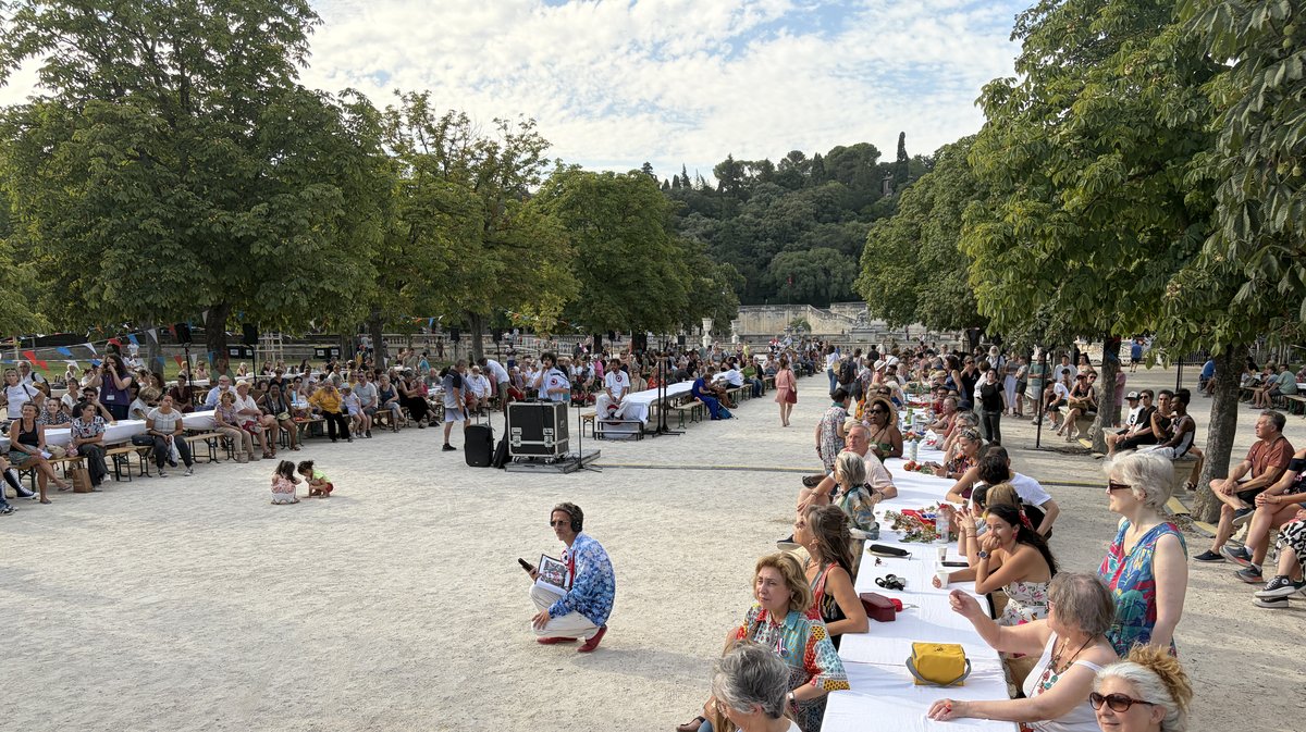 À 18 heures, les tables sont déjà remplies