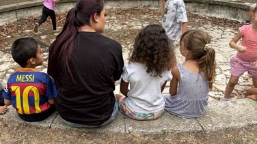 Petite pause après l'atelier « savon » des enfants du centre de loisirs du Mas Praden.
