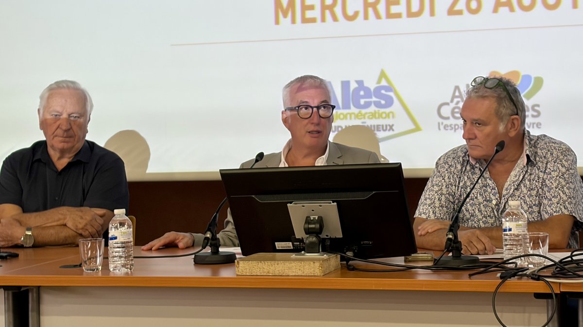 Le maire d'Alès, Christophe Rivenq (au centre), a présenté ce mercredi les grands points de la rentrée 2026.