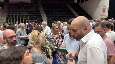 Vincent Bouget lors de la restitution des rencontres "Bonjour Nîmes". Une jeune femme face à lui est venue avec son CV.