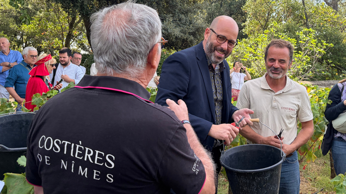 Vigne jardins de la fontaine avec le maire Vincent Bouget