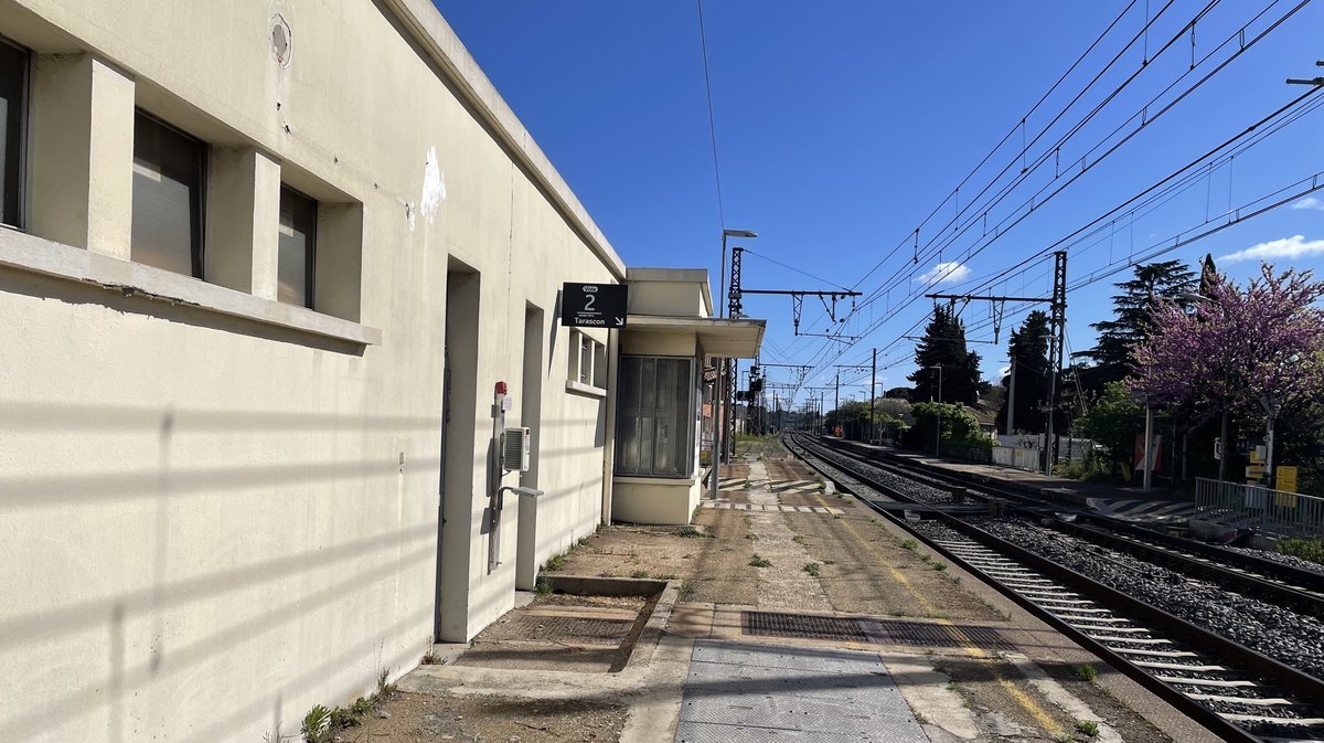 La gare de Nîmes/Saint-Césaire est située sur l'axe Tarascon-Sète