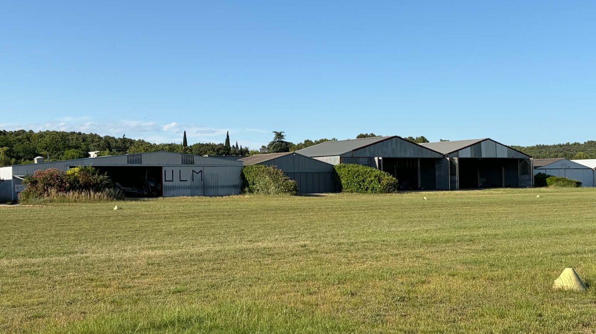 Des hangars de l'aérodrome de Courbessac