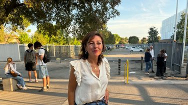 Carole Delga devant le lycée Philippe Lamour à Nîmes