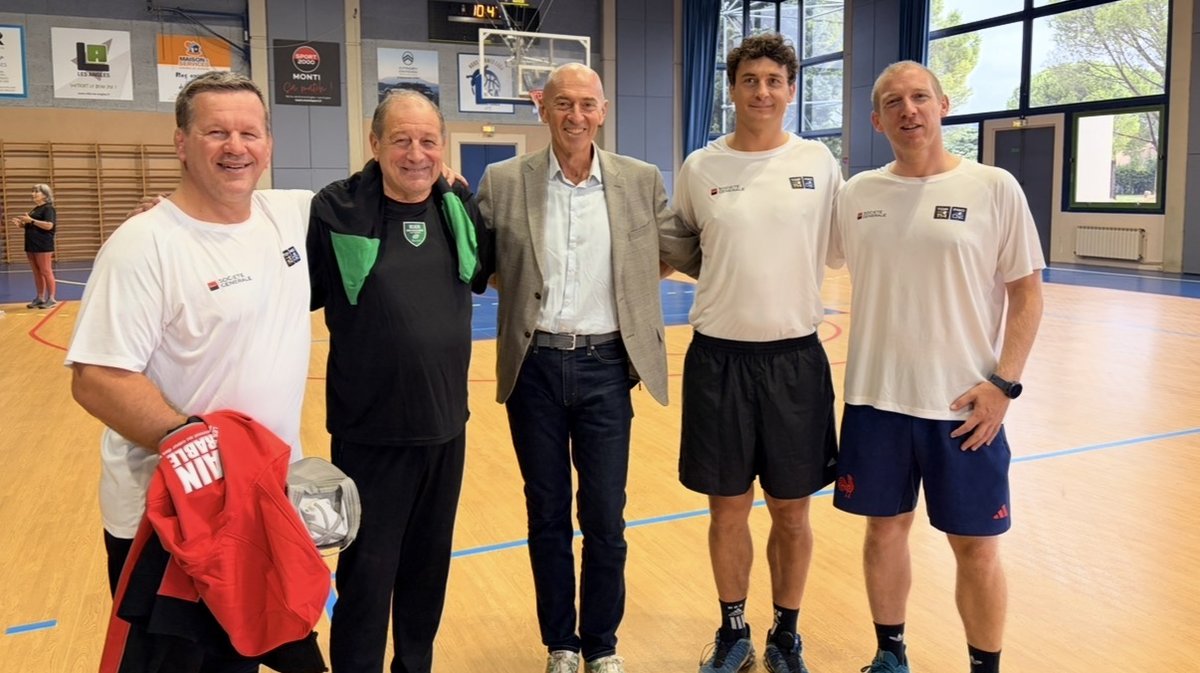 Alain Sanciaume, président du club, Philippe Bellemin-Noël, directeur de la communication de SG SMC, et les ambassadeurs réunis pour la journée des Rencontres terrain favorable aux Angles.