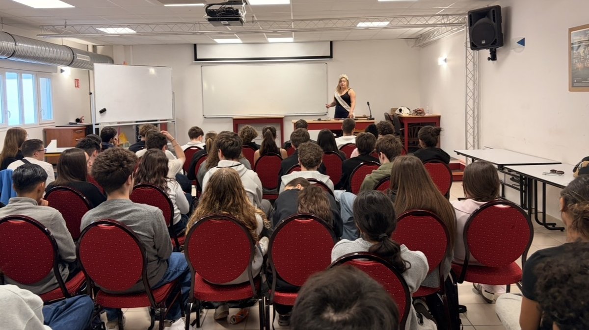 Anaïs Desprez échange avec les élèves du lycée Sainte-Marie sur le harcèlement scolaire et la confiance en soi.