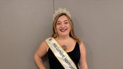 Couronne et écharpe de Miss Lumière Normandie 2026, Anaïs Desprez revient au lycée Sainte-Marie, cinq ans après y avoir obtenu son bac.