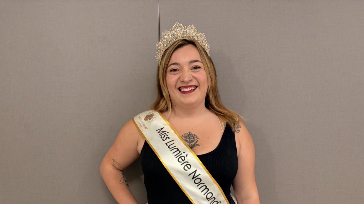 Couronne et écharpe de Miss Lumière Normandie 2026, Anaïs Desprez revient au lycée Sainte-Marie, cinq ans après y avoir obtenu son bac.