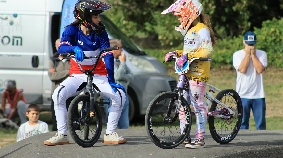 Lola Méjean, double championne de France de BMX en U17, et Anaïs Boussarie, championne départementale, présentes à l’inauguration.