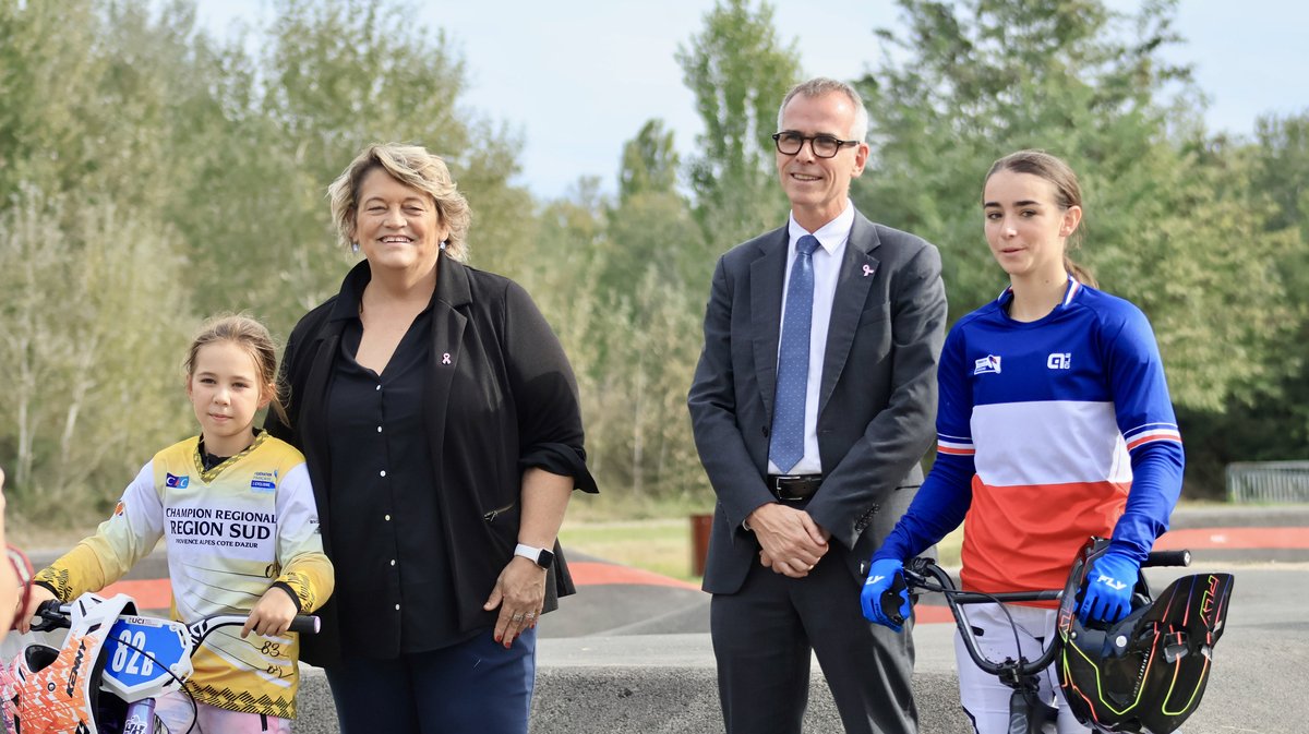 Les deux jeunes championnes de BMX, Lola Méjean et Anaïs Boussarie, ont été félicitées pour leur parcours par la maire et le sous-préfet.