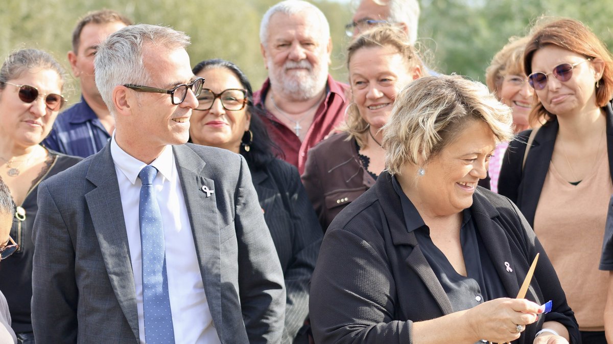Nathalie Nury, maire de Roquemaure, et Yann Gérard, sous-préfet de l’arrondissement de Nîmes, coupent le ruban inaugural.