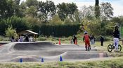 Réalisée par Velosolutions, la piste dispose d’un système de chronométrage accessible via un QR code installé sur le panneau du site.