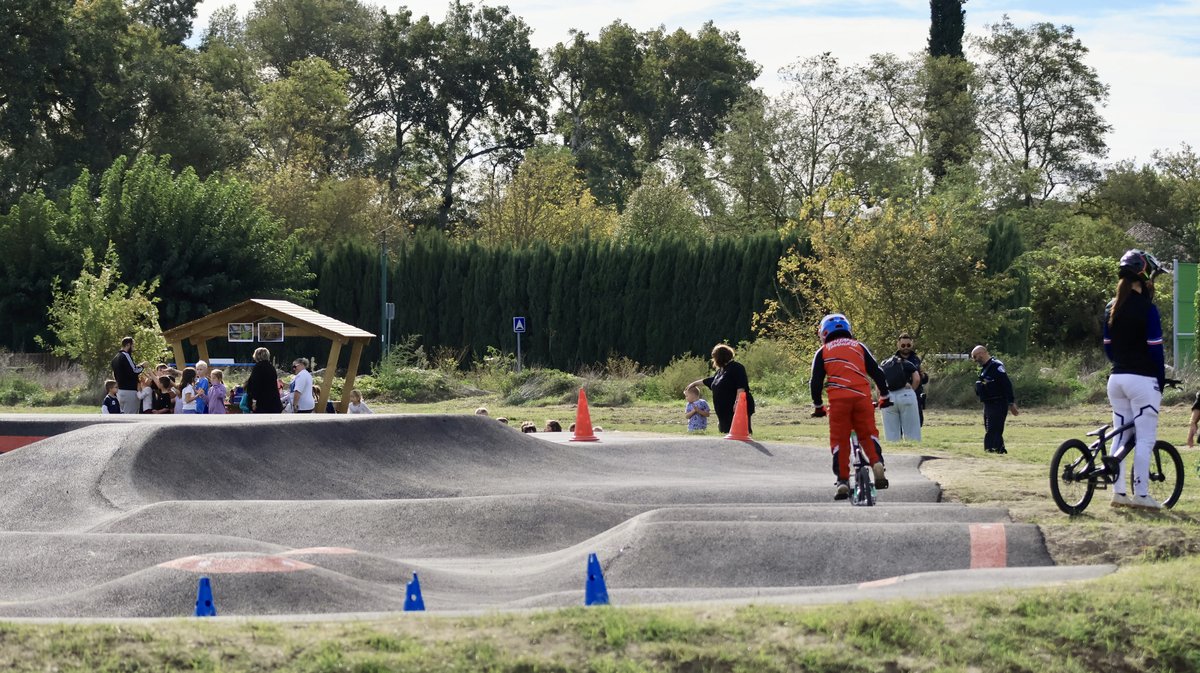 Réalisée par Velosolutions, la piste dispose d’un système de chronométrage accessible via un QR code installé sur le panneau du site.