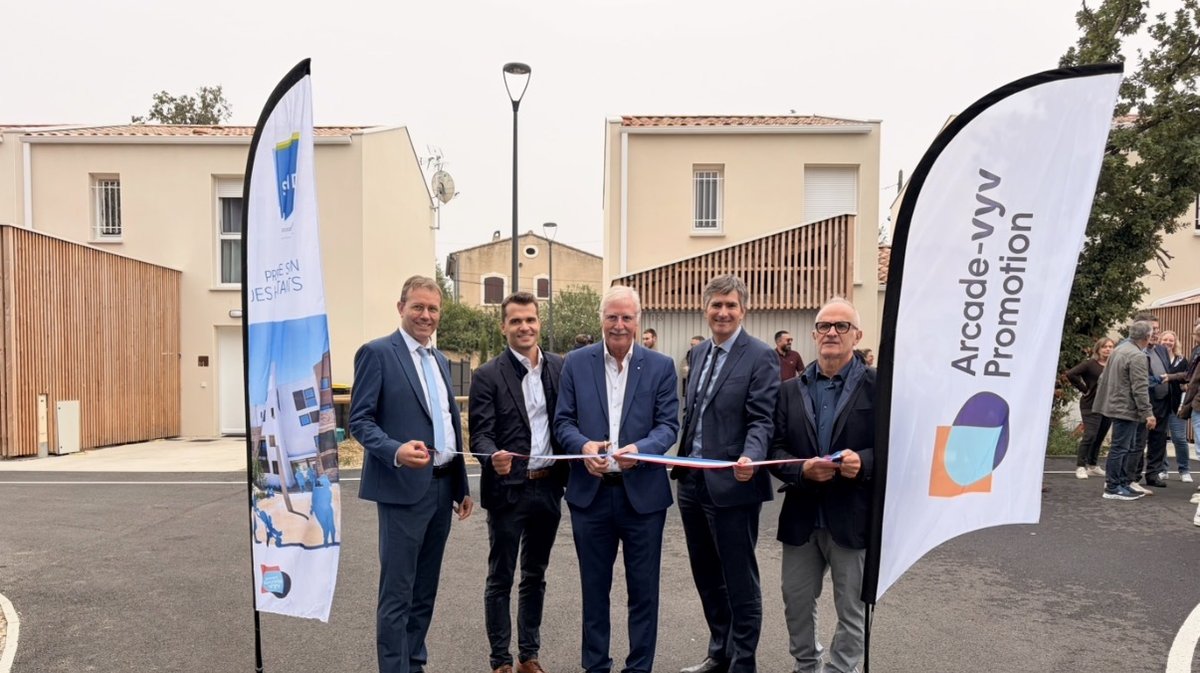 La découpe du ruban marque l’inauguration des 21 logements sociaux de L’Écrin des Chênes, vendredi 16 octobre à Rochefort-du-Gard.