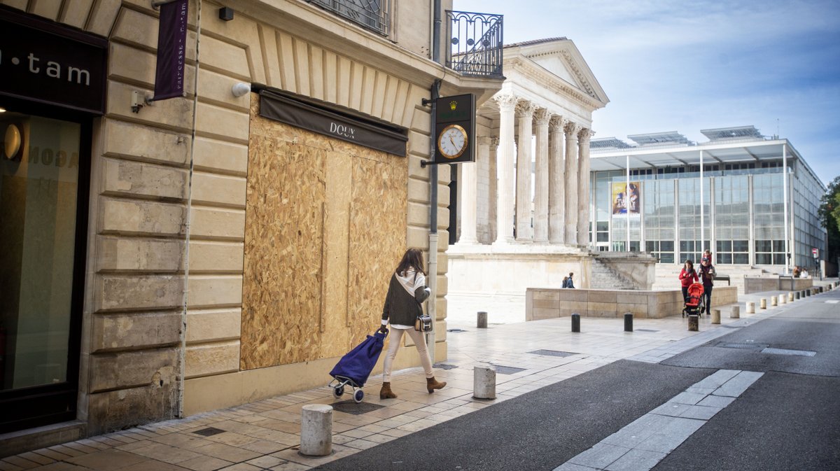 manif 24 octobre boutiques barricadees nimes