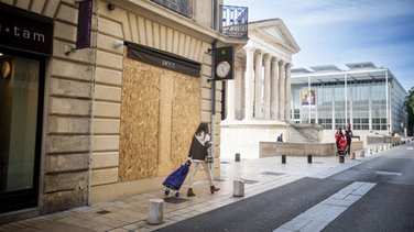 manif 24 octobre boutiques barricadees nimes